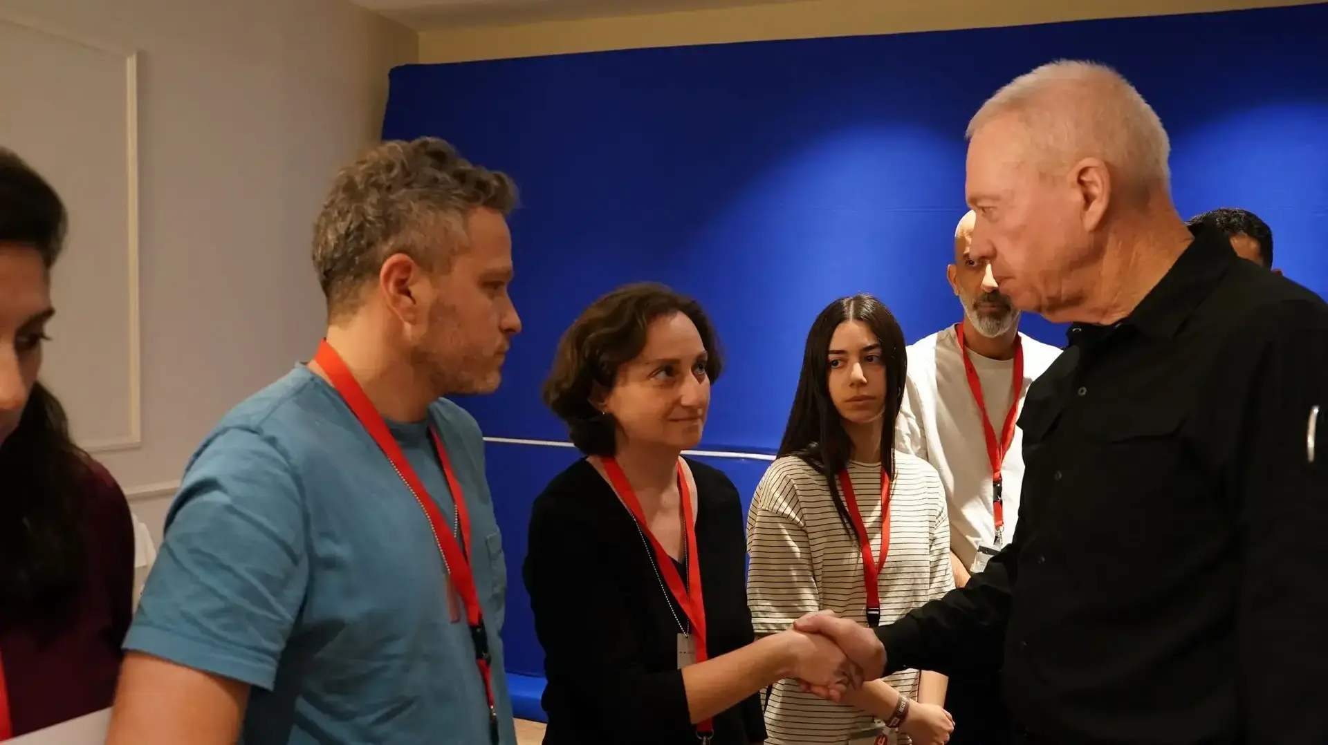גלנט נפגש עם משפחות החטופים, בניהם ילנה טרופנוב שחזרה מהשבי. גלנט נפגש עם משפחות החטופים, בניהם ילנה טרופנוב שחזרה מהשבי.