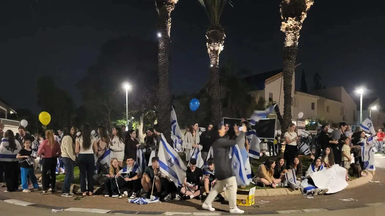 שיירת דגלים לכבוד מיה ואיתי רגב משתחררים מבית החולים לביתם, הרצליה . 4 בדצמבר 2023