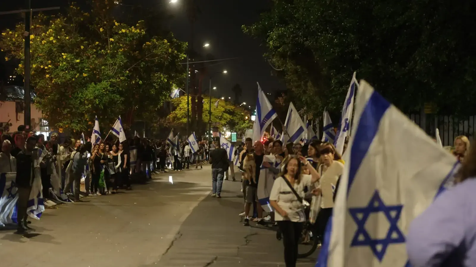 שיירה גדולה לרגל חזרתם הביתה של האחים מיה ואיתי רגב, הרצליה. 4 בדצמבר 2023
שיירה גדולה לרגל חזרתם הביתה של האחים מיה ואיתי רגב, הרצליה. 4 בדצמבר 2023
