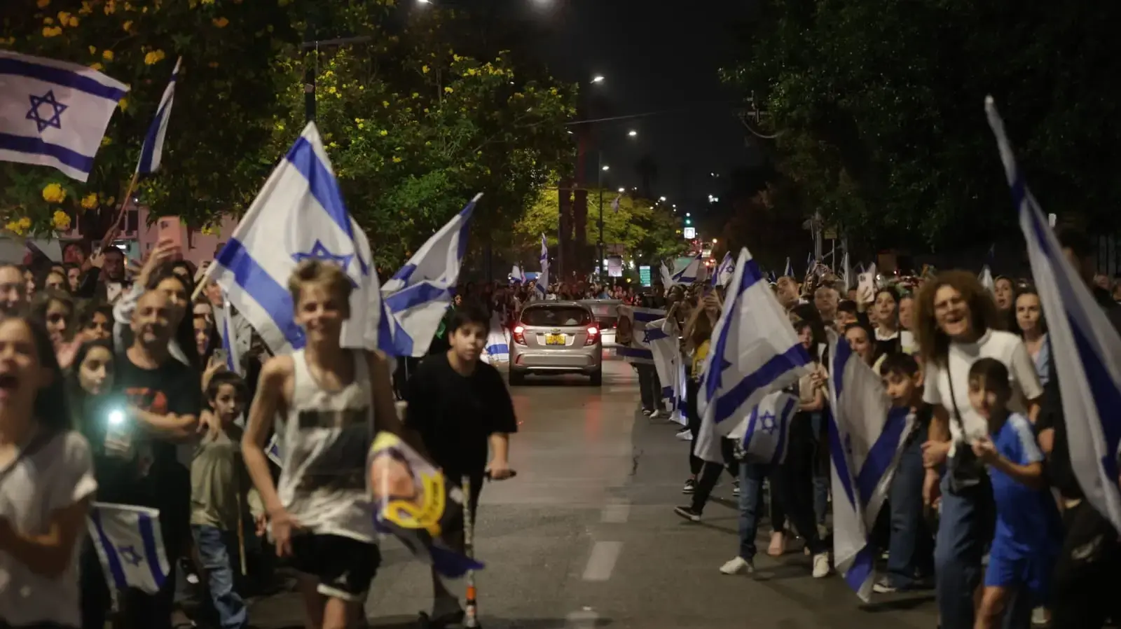 שיירה גדולה לרגל חזרתם הביתה של האחים מיה ואיתי רגב, הרצליה. 4 בדצמבר 2023
