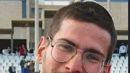 סרן איתן פיש ז"ל, מהיישוב פדואל, קצין שריון לוחם בגדוד 53, שבעוצבת 'ברק' (188), נפל בקרב ברצועת עזה, בן 23 בנופלו.
סרן איתן פיש ז"ל, מהיישוב פדואל, קצין שריון לוחם בגדוד 53, שבעוצבת 'ברק' (188), נפל בקרב ברצועת עזה, בן 23 בנופלו.