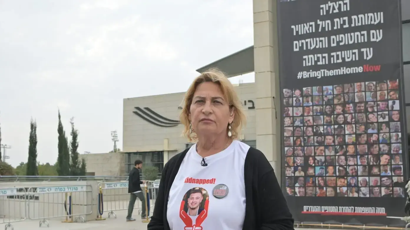 משפחות החטופים מחכות להיכנס לפגישה עם הקבינט בבית חיל האויר בהרצליה משפחות החטופים מחכות להיכנס לפגישה עם הקבינט בבית חיל האויר בהרצליה