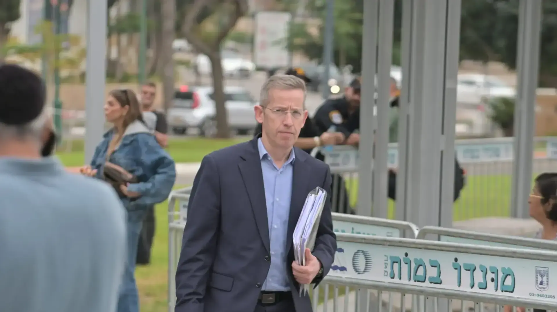 מזכיר הממשלה יוסי פוקס מגיע לפגישת הקבינט עם משפחות החטופים, הרצליה, 5 בדצמבר 2023 מזכיר הממשלה יוסי פוקס מגיע לפגישת הקבינט עם משפחות החטופים, הרצליה, 5 בדצמבר 2023