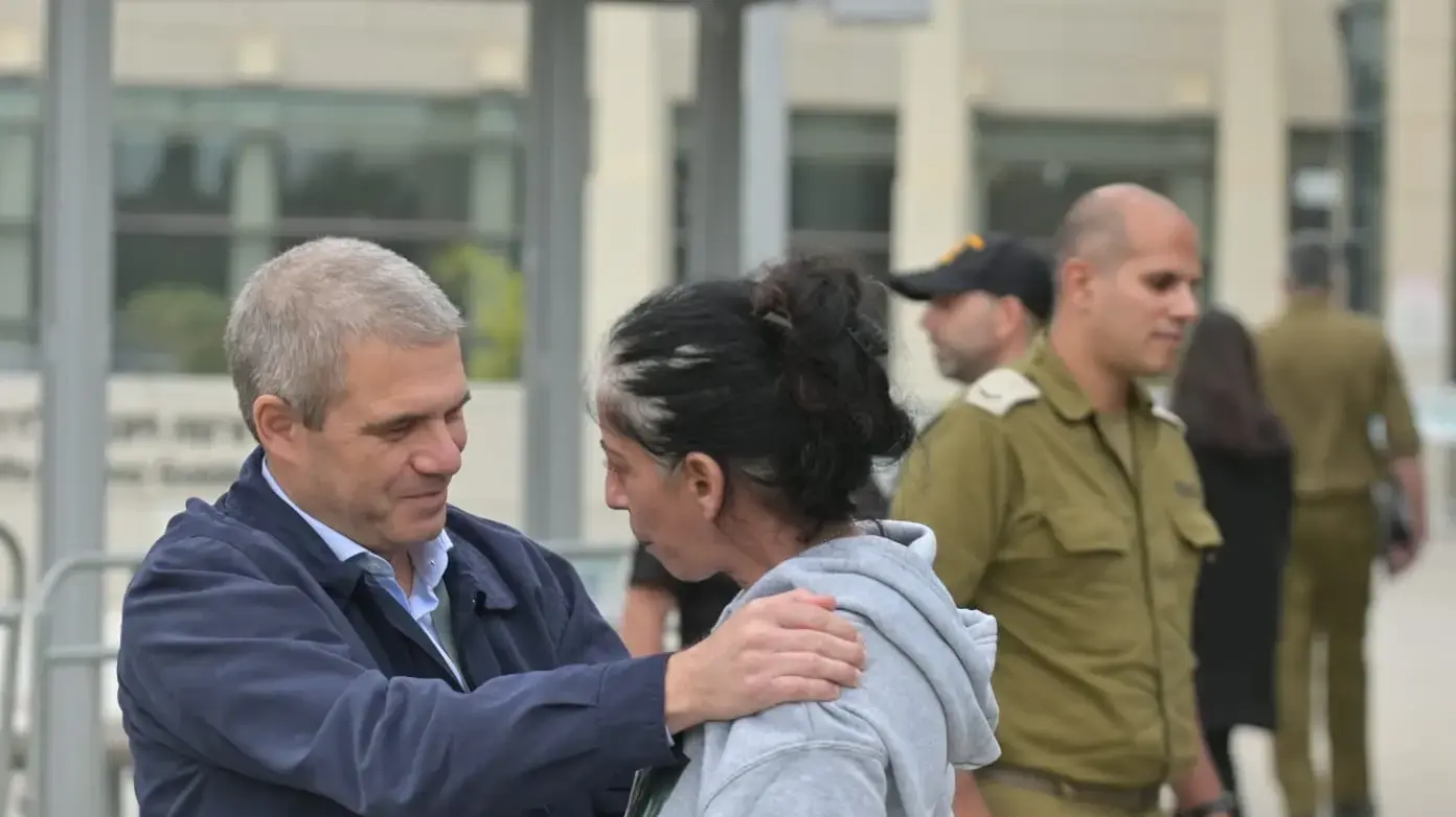 גל הירש עם בני משפחות חטופים לפני פגישת הקבינט עמן, הרצליה, 5 בדצמבר 2023 גל הירש עם בני משפחות חטופים לפני פגישת הקבינט עמן, הרצליה, 5 בדצמבר 2023
