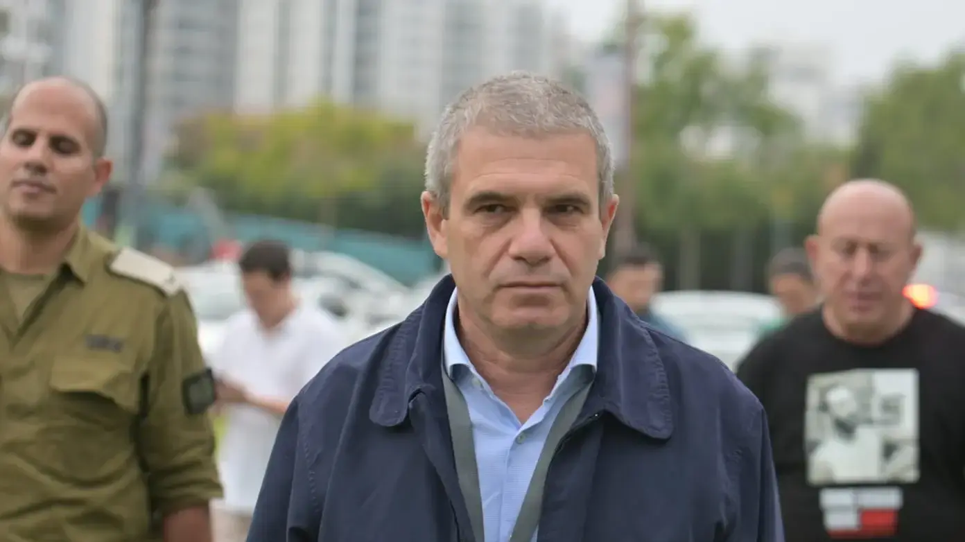 גל הירש לפני פגישת משפחות החטופים עם הקבינט, הרצליה, 5 בדצמבר 2023 גל הירש לפני פגישת משפחות החטופים עם הקבינט, הרצליה, 5 בדצמבר 2023