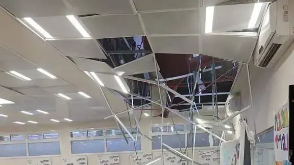 נזק שגרמה רקטה בבית ספר בתל אביב, 5 בדצמבר 2023 נזק שגרמה רקטה בבית ספר בתל אביב, 5 בדצמבר 2023