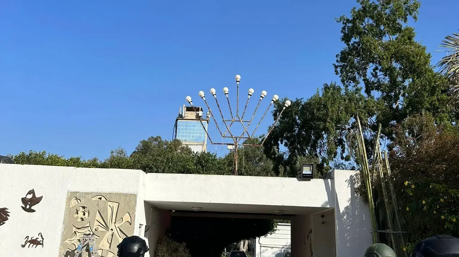 החנוכיה של קיבוץ ניר עוז הוצבה בבית הנשיא החנוכיה של קיבוץ ניר עוז הוצבה בבית הנשיא