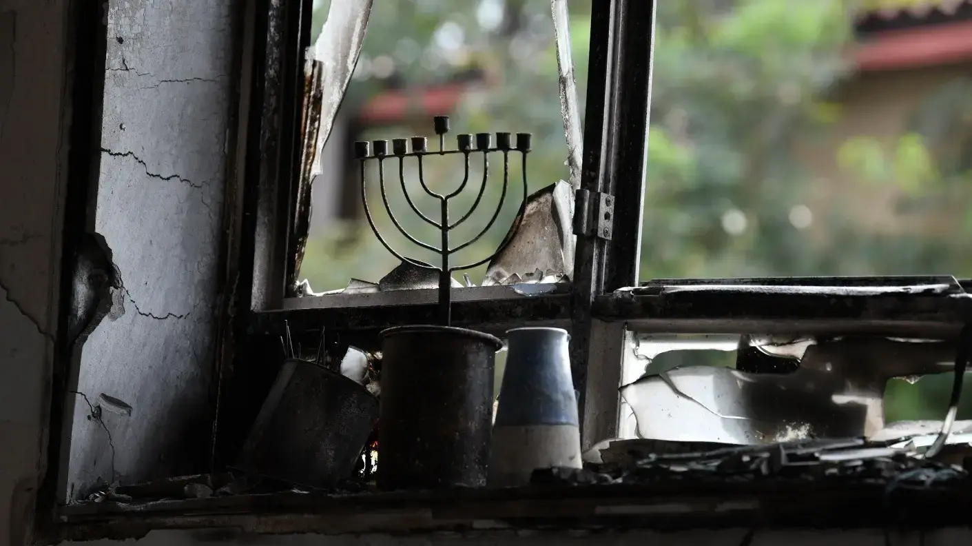 חנוכיה על אדן חלון של בית הרוס, קיבוץ בארי, 5 בדצמבר 2023