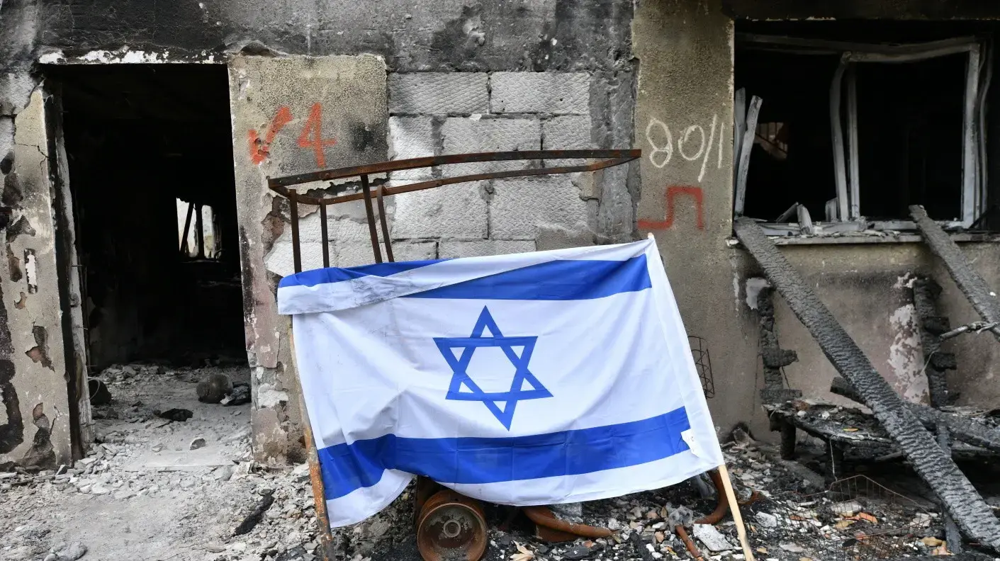 דגל ישראל על הריסות בית, קיבוץ בארי, 5 בדצמבר 2023