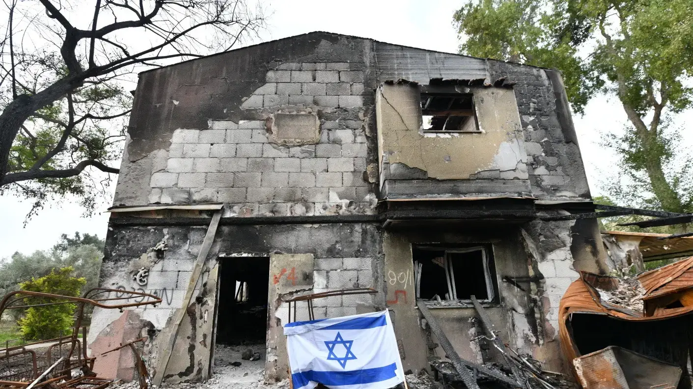 דגל ישראל על הריסות בית, קיבוץ בארי, 5 בדצמבר 2023 דגל ישראל על הריסות בית, קיבוץ בארי, 5 בדצמבר 2023