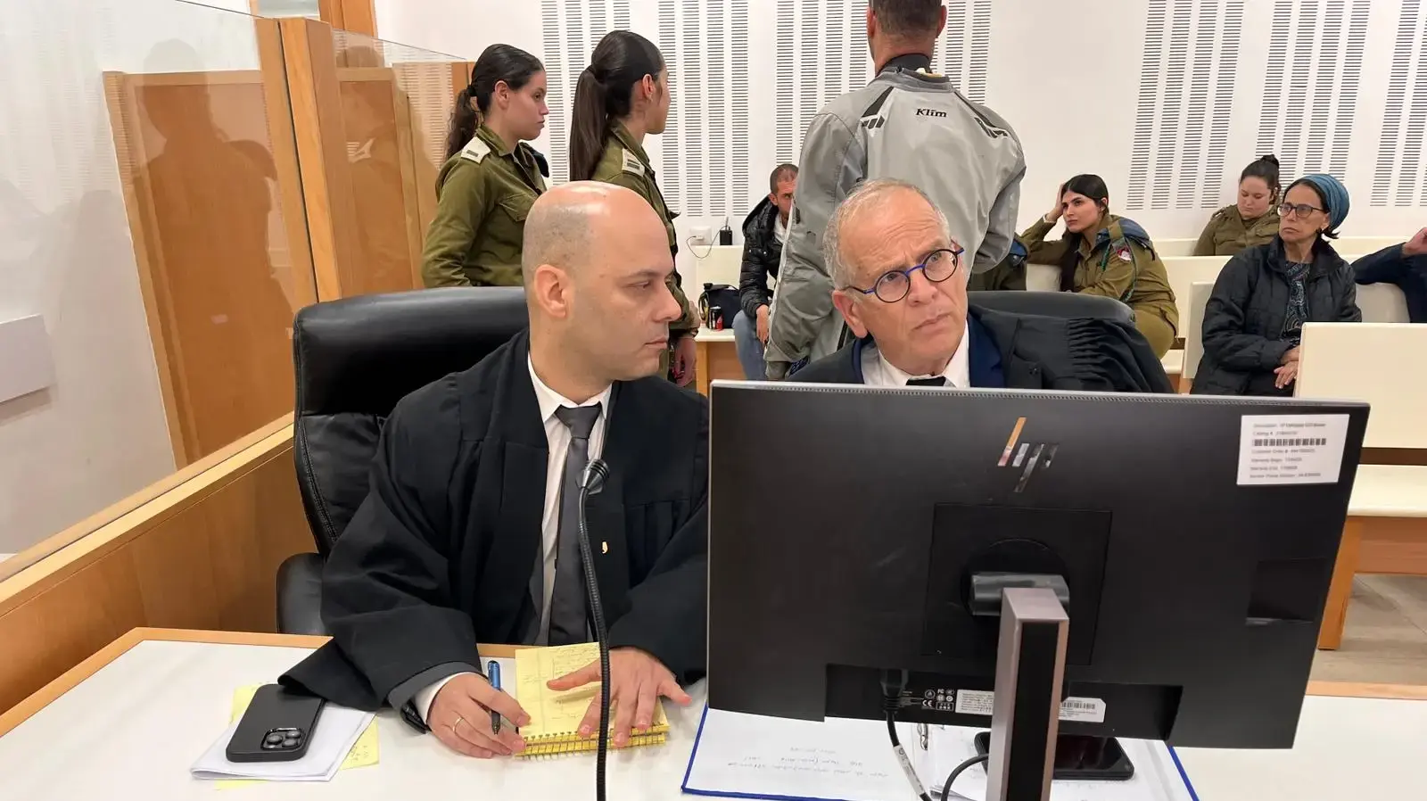 הסנגורים של פריג׳ה - עו״ד רן כהן רוכברגר משמאל ומימין עו״ד שלומי ציפורי הסנגורים של פריג׳ה - עו״ד רן כהן רוכברגר משמאל ומימין עו״ד שלומי ציפורי