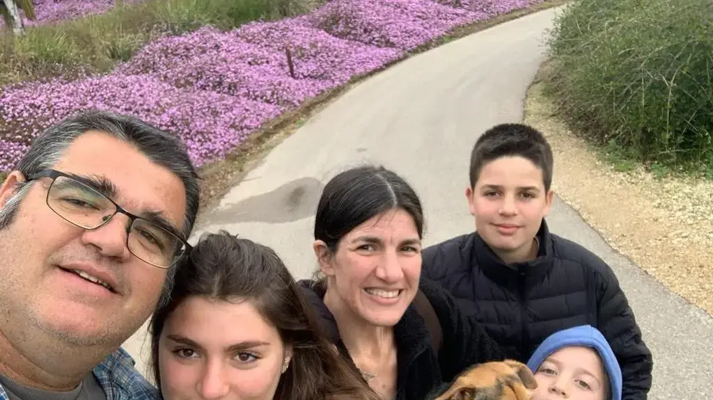 הכלבה צ'יקה עם משפחת פלג מיבול הכלבה צ'יקה עם משפחת פלג מיבול