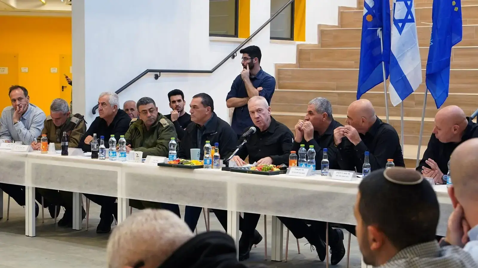 שר הביטחון יואב גלנט סייר בגבול הצפון ונפגש עם ראשי הערים והמועצות. 6 בדצמבר 2023
שר הביטחון יואב גלנט סייר בגבול הצפון ונפגש עם ראשי הערים והמועצות. 6 בדצמבר 2023
