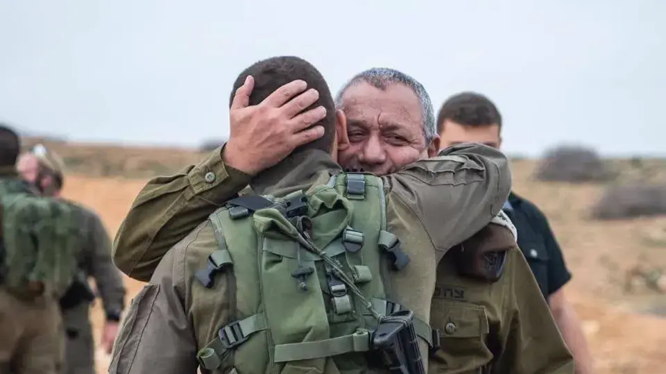 גדי איזנקוט הרמטכ"ל דאז ובנו בתרגיל בשטח בשנת 2018 גדי איזנקוט הרמטכ"ל דאז ובנו בתרגיל בשטח בשנת 2018