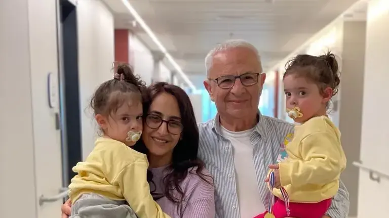 התאומות אמה ויולי קוניו בנות ה-3, יחד עם אמן שרון שוחררו ממחלקת הילדים השבים במרכז שניידר לרפואת ילדים. 07 בדצמבר 2023 התאומות אמה ויולי קוניו בנות ה-3, יחד עם אמן שרון שוחררו ממחלקת הילדים השבים במרכז שניידר לרפואת ילדים. 07 בדצמבר 2023