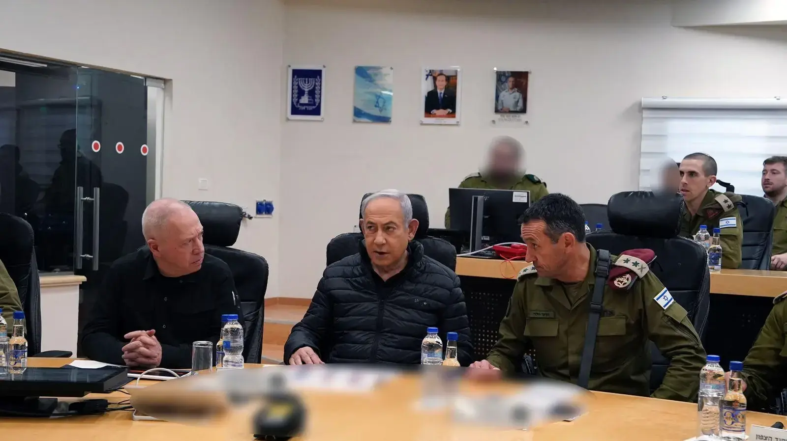 רה"מ בנימין נתניהו שר הביטחון יואב גלנט והרמטכ"ל הרצי הלוי בהערכת מצב בפיקוד הצפון רה"מ בנימין נתניהו שר הביטחון יואב גלנט והרמטכ"ל הרצי הלוי בהערכת מצב בפיקוד הצפון