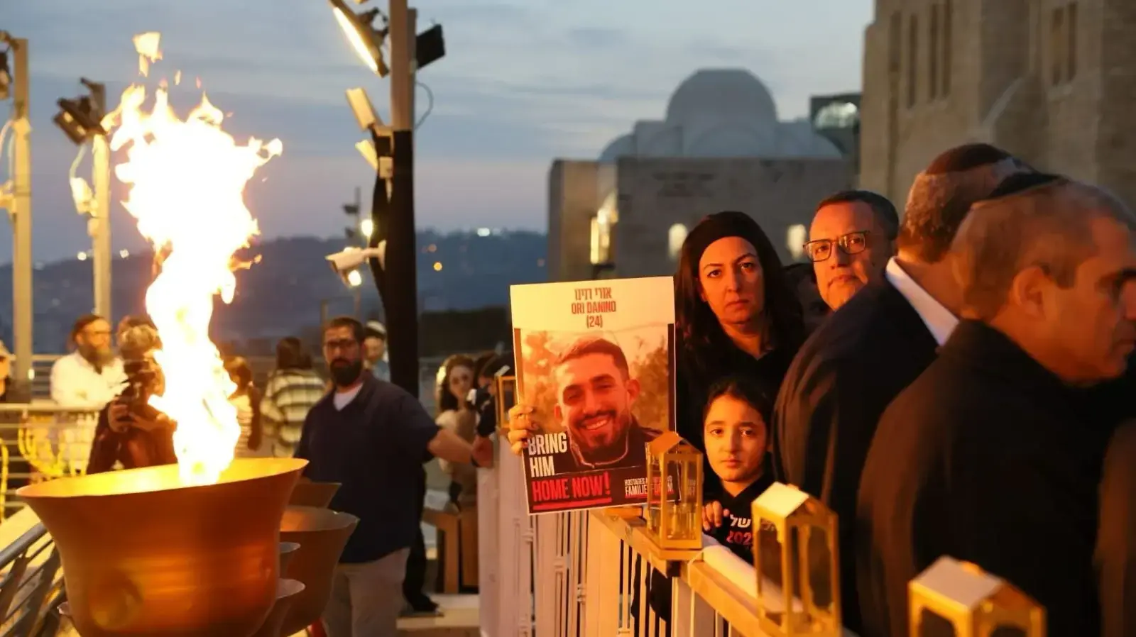הדלקת נר ראשון לציון החטופים בכותל המערבי הדלקת נר ראשון לציון החטופים בכותל המערבי