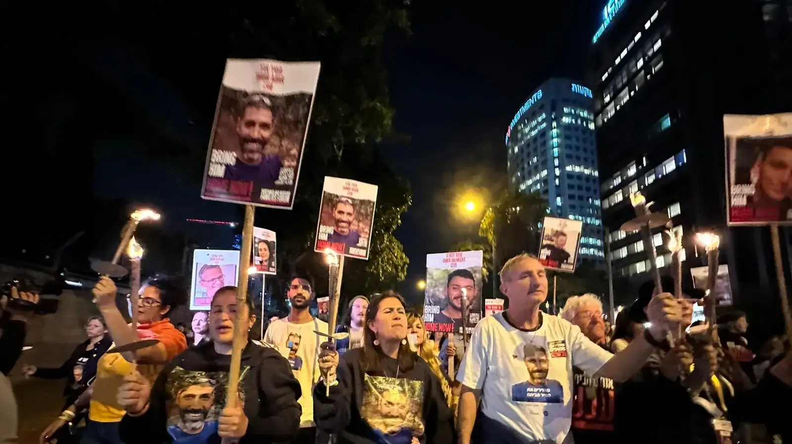 צעדת לפידים לשחרור החטופים בתום הדלקת נר ראשון של חנוכה. צעדת לפידים לשחרור החטופים בתום הדלקת נר ראשון של חנוכה.