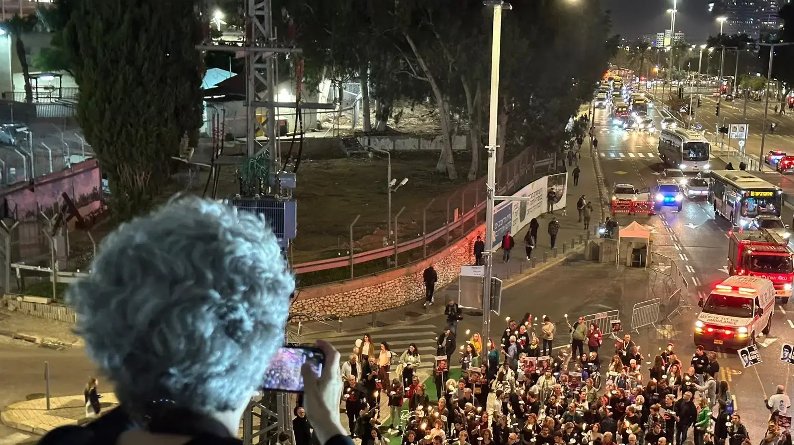 מחאה לשחרור החטופים מול הקריה ערב נר ראשון של חנוכה מחאה לשחרור החטופים מול הקריה ערב נר ראשון של חנוכה