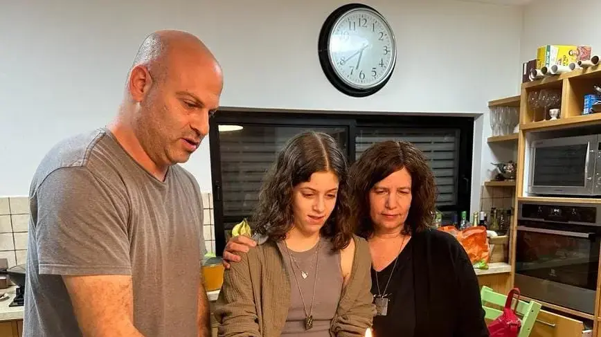 רעיה רותם ובתה הילה בהדלקת נר ראשון עם קהילת בארי רעיה רותם ובתה הילה בהדלקת נר ראשון עם קהילת בארי
