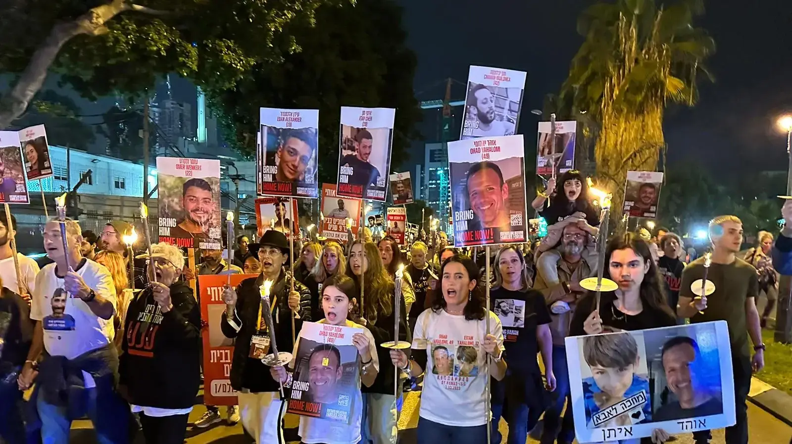 צעדת לפידים לשחרור החטופים בתום הדלקת נר ראשון של חנוכה. צעדת לפידים לשחרור החטופים בתום הדלקת נר ראשון של חנוכה.