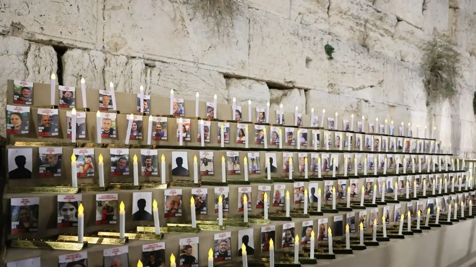 הדלקת נר ראשון לציון החטופים בכותל המערבי הדלקת נר ראשון לציון החטופים בכותל המערבי