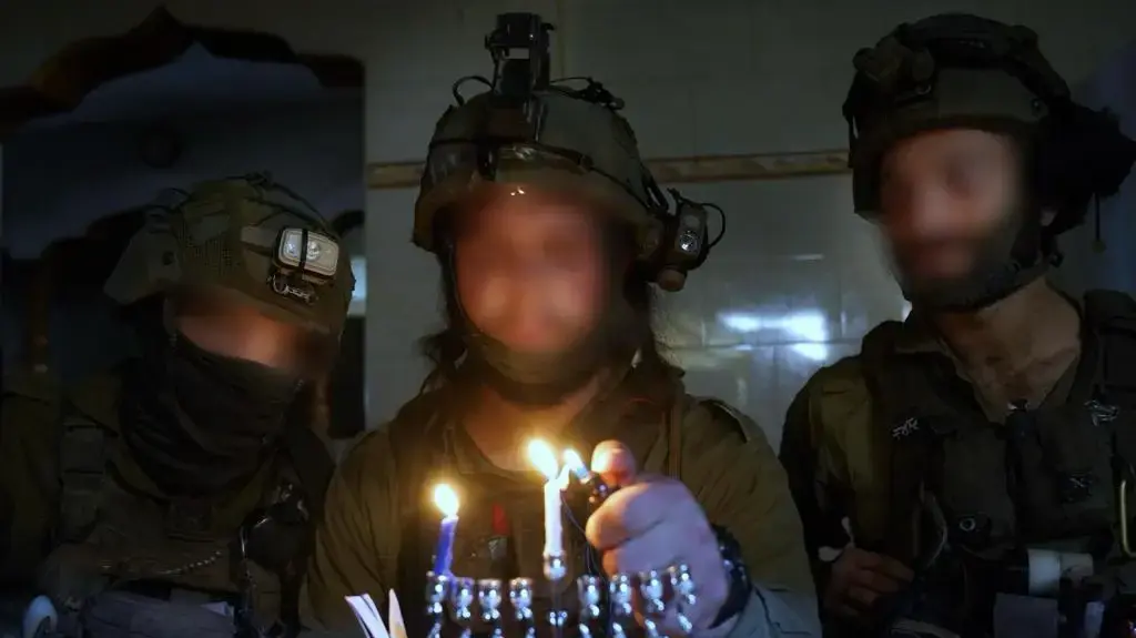 לוחמי צה"ל הדליקו נר ראשון של חנוכה בתוך רצועת עזה 07 בדצמבר 2023 לוחמי צה"ל הדליקו נר ראשון של חנוכה בתוך רצועת עזה 07 בדצמבר 2023