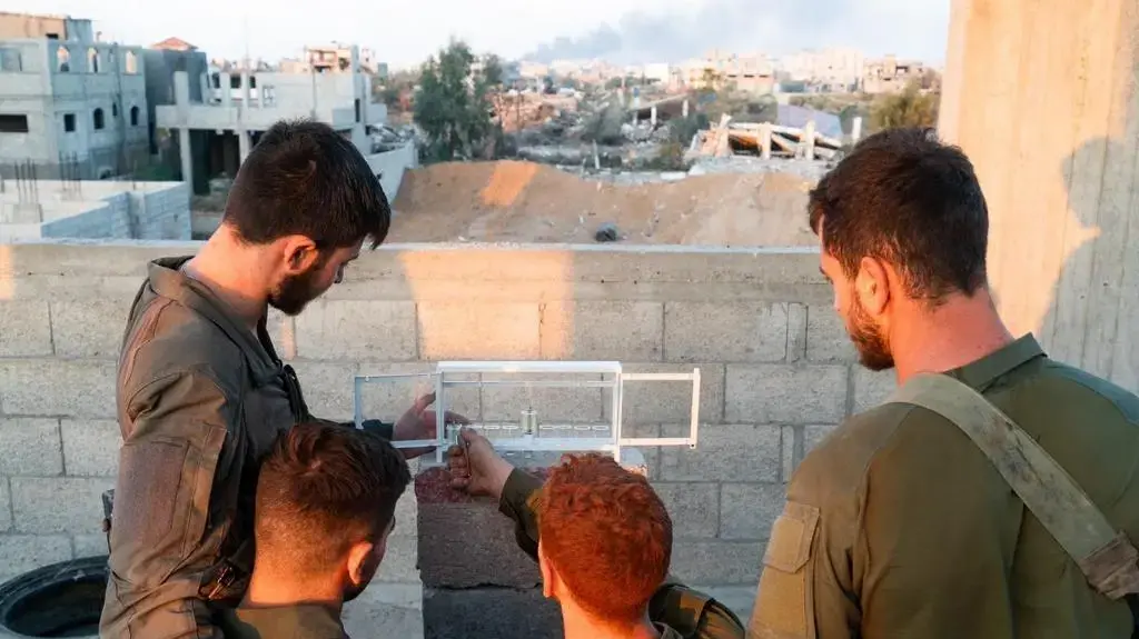 לוחמי צה"ל הדליקו נר ראשון של חנוכה בתוך רצועת עזה 07 בדצמבר 2023 לוחמי צה"ל הדליקו נר ראשון של חנוכה בתוך רצועת עזה 07 בדצמבר 2023