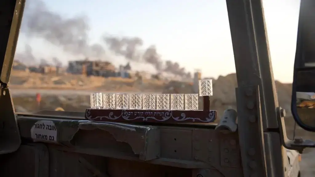 לוחמי צה"ל הדליקו נר ראשון של חנוכה בתוך רצועת עזה 07 בדצמבר 2023 לוחמי צה"ל הדליקו נר ראשון של חנוכה בתוך רצועת עזה 07 בדצמבר 2023