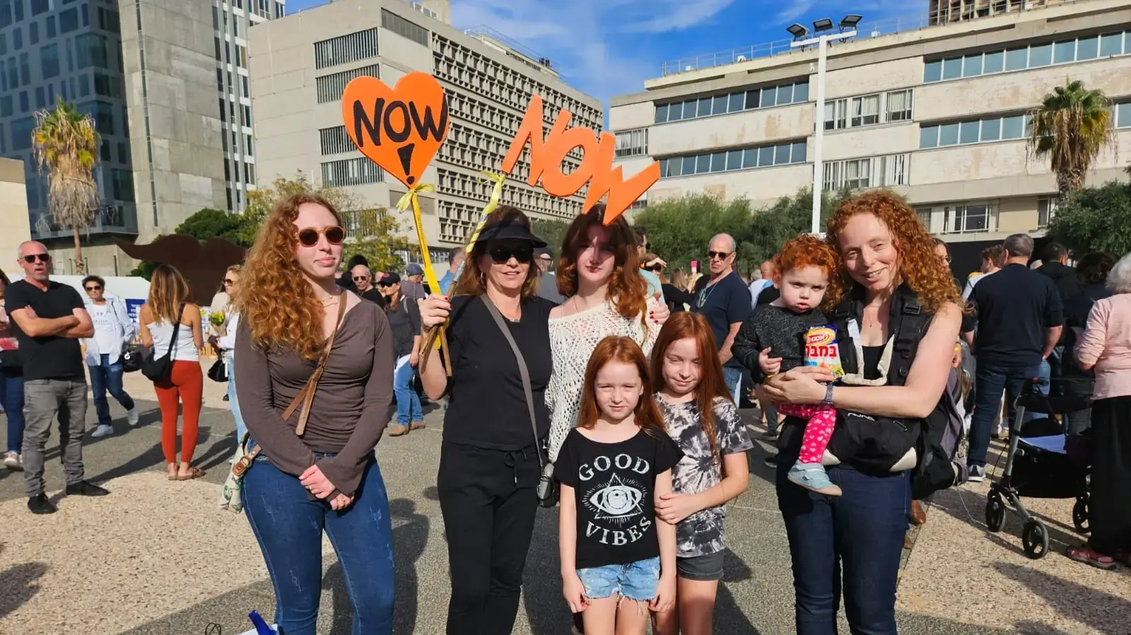 הפגנה לשחרור בני משפחת ביבס מהשבי בכיכר החטופים בתל אביב. 8 בדצמבר 2023 הפגנה לשחרור בני משפחת ביבס מהשבי בכיכר החטופים בתל אביב. 8 בדצמבר 2023