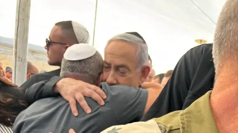 ראש הממשלה בנימין נתניהו בלוויתו של גל איזנקוט, בנו של גדי איזנקוט ראש הממשלה בנימין נתניהו בלוויתו של גל איזנקוט, בנו של גדי איזנקוט