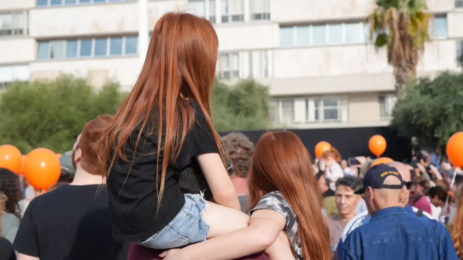 עשרות ג'ינג'ים מתכנסים בכיכר החטופים ומחזיקים תמונות של משפחת ביבס. 8 בדצמבר 2023 עשרות ג'ינג'ים מתכנסים בכיכר החטופים ומחזיקים תמונות של משפחת ביבס. 8 בדצמבר 2023