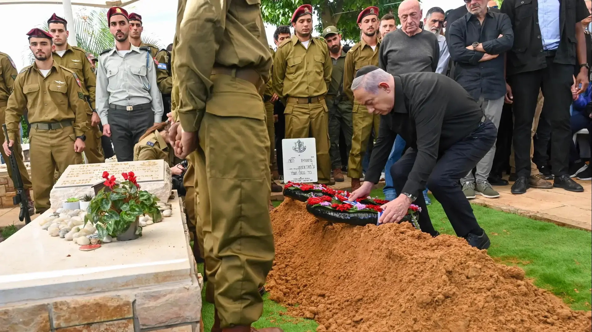 ראש הממשלה בנימין נתניהו בלוויתו של גל איזנקוט, בנו של גדי איזנקוט ראש הממשלה בנימין נתניהו בלוויתו של גל איזנקוט, בנו של גדי איזנקוט