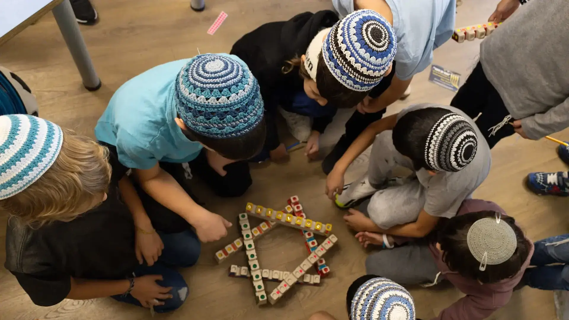 לוחמים שנמצאים בעזה הדליקו חנוכיות שקושטו על ידי ילדים מפונים לוחמים שנמצאים בעזה הדליקו חנוכיות שקושטו על ידי ילדים מפונים