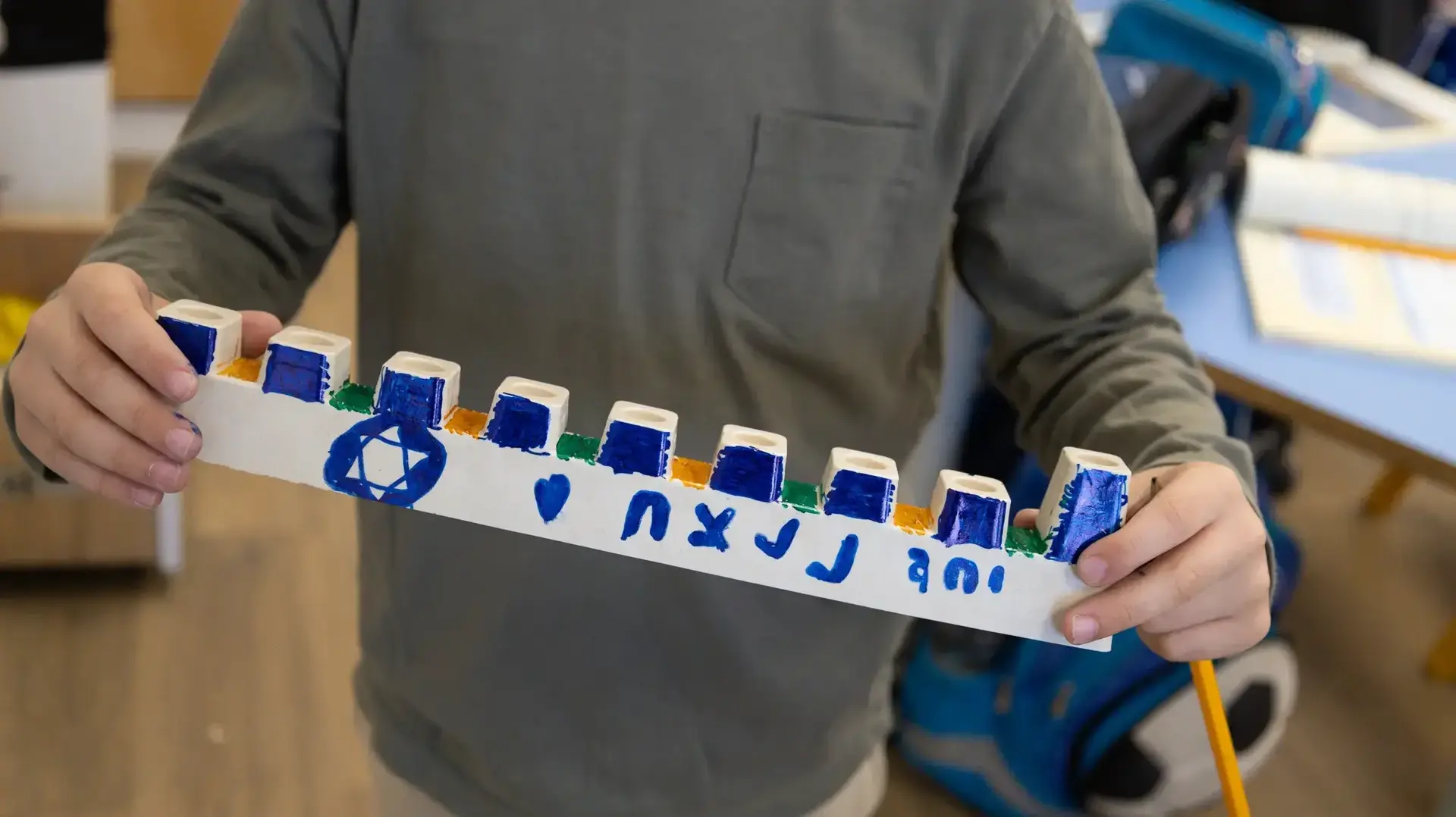 לוחמים שנמצאים בעזה הדליקו חנוכיות שקושטו על ידי ילדים מפונים