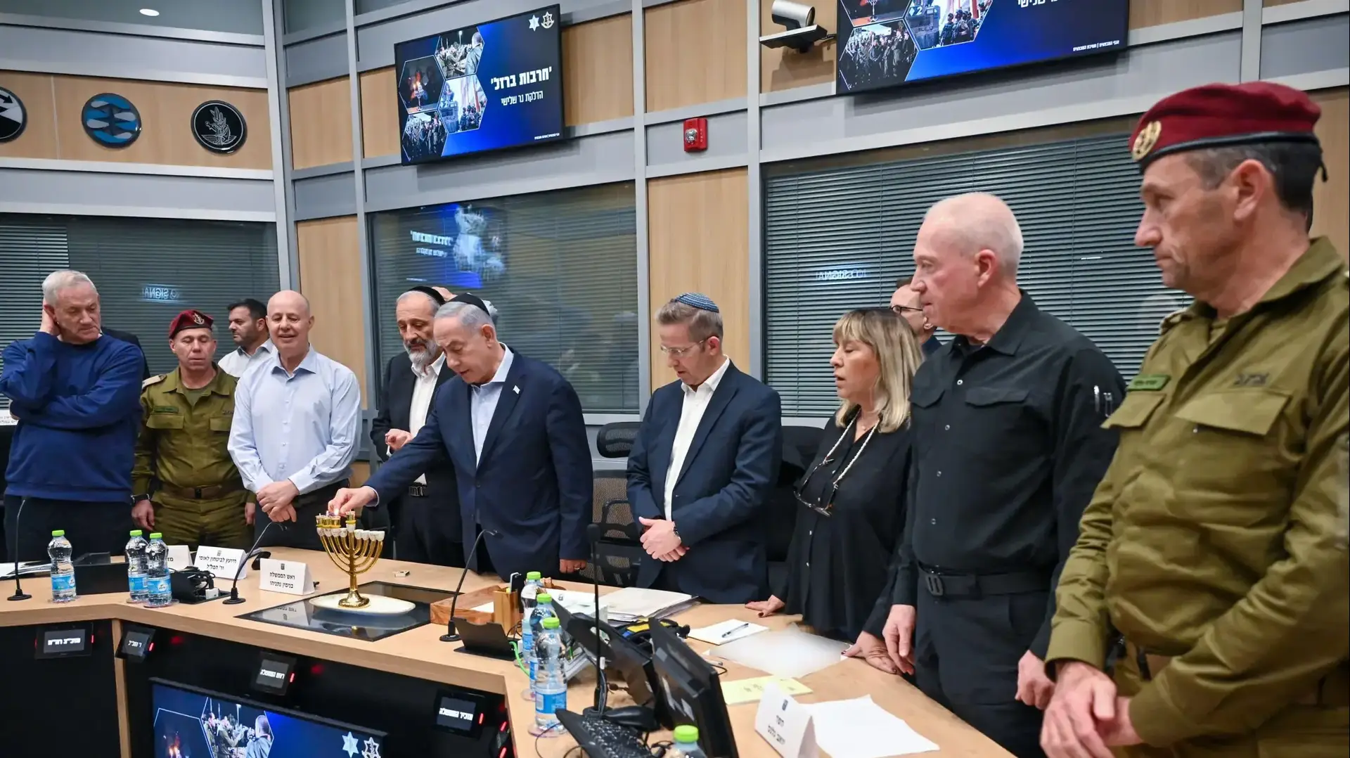 הדלקת נרות בישיבת קבינט המלחמה הדלקת נרות בישיבת קבינט המלחמה