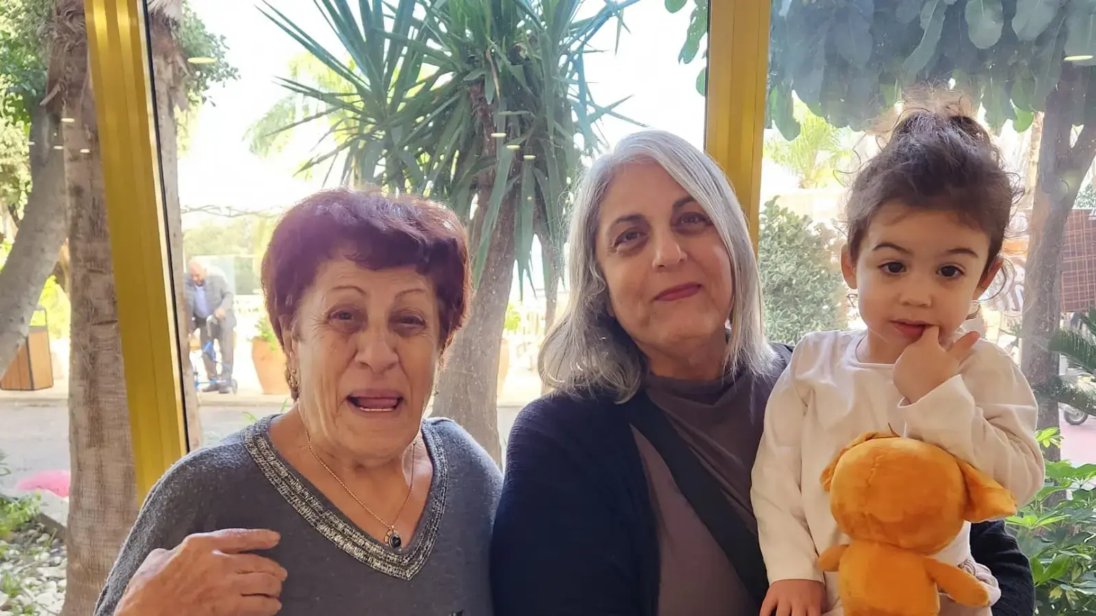 משמאל ענת יחיד מקיבוץ יראון, עם בתה ורד והנינה אלה שבאו לבקר אותה לכבוד יום ההולדת שלה