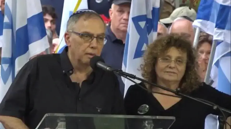אובן וענת, הוריו של רס"ר במיל' עמרי בן שחר, סופדים לו בהלוויתו. אובן וענת, הוריו של רס"ר במיל' עמרי בן שחר, סופדים לו בהלוויתו.