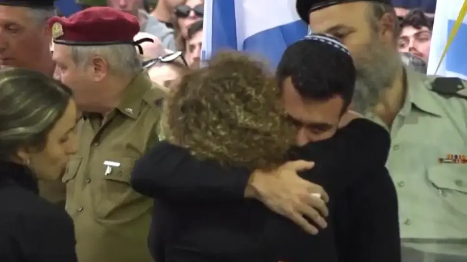 נדב, אחיו התאום של רס"ר במיל' עמרי בן שחר, סופד לו בהלוויתו. נדב, אחיו התאום של רס"ר במיל' עמרי בן שחר, סופד לו בהלוויתו.