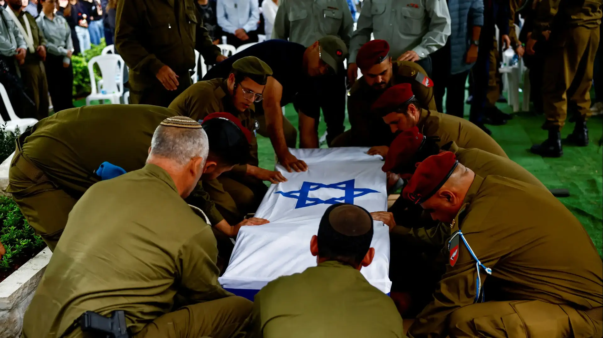 הלוויתו של רס"ר במיל' עמרי בן שחר. הלוויתו של רס"ר במיל' עמרי בן שחר.
