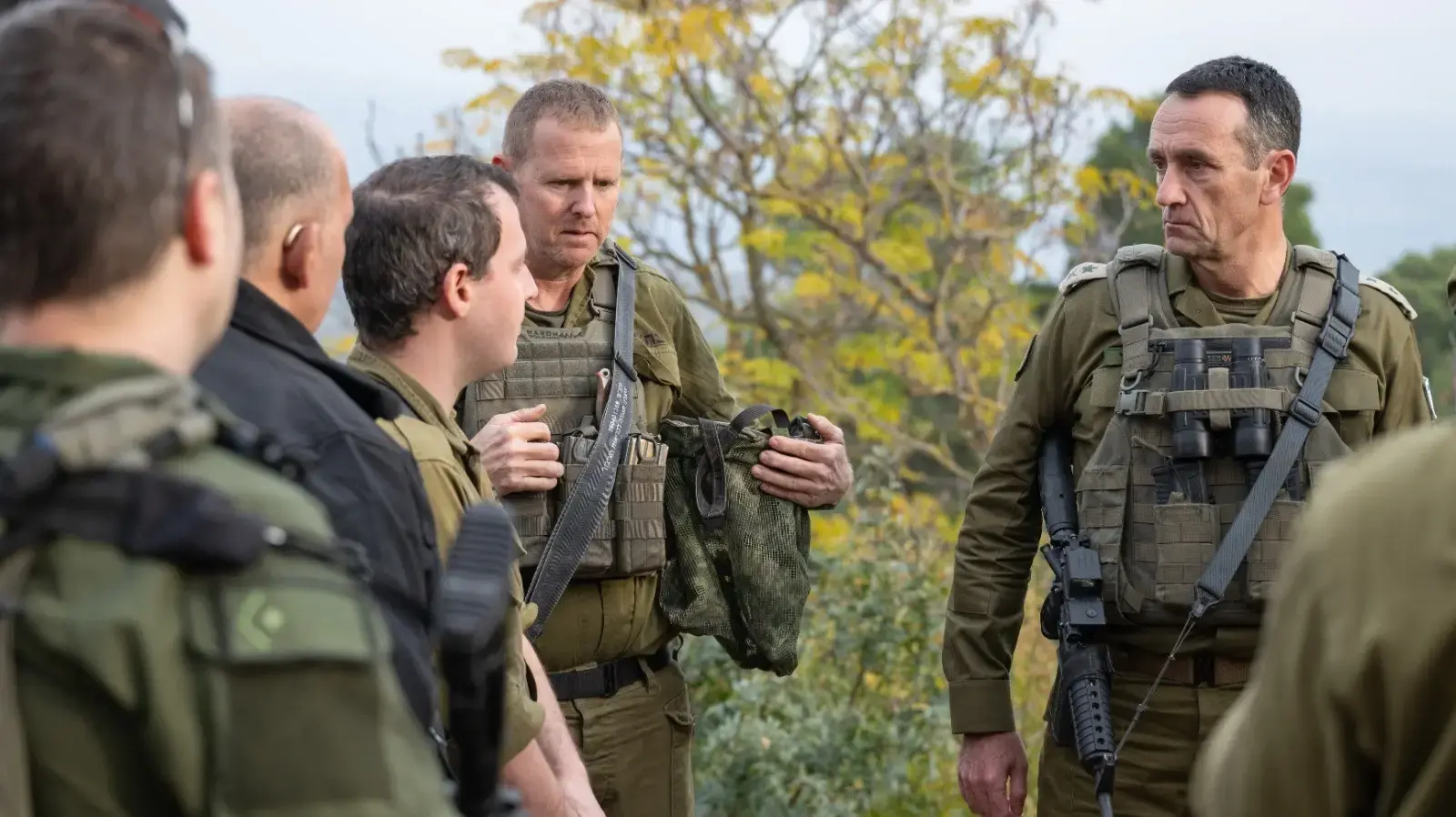 הרמטכ״ל הרצי הלוי סייר בעוצבת הגליל (91) עם מפקד האוגדה, תת-אלוף שי קלפר וקיים הערכת מצב עם מפקדי החטיבות והגדודים בגזרה, גבול לבנון, 10 בדצמבר 2023 הרמטכ״ל הרצי הלוי סייר בעוצבת הגליל (91) עם מפקד האוגדה, תת-אלוף שי קלפר וקיים הערכת מצב עם מפקדי החטיבות והגדודים בגזרה, גבול לבנון, 10 בדצמבר 2023
