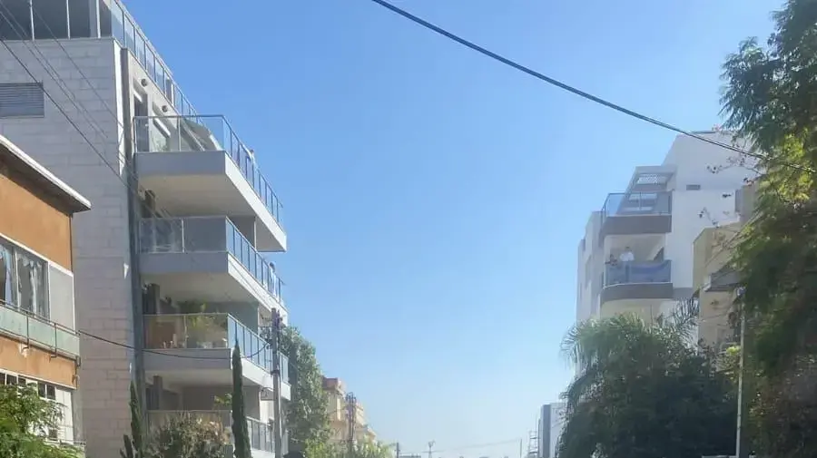 נפילת רסיס רקטה,חולון, 11 בדצמבר 2023 נפילת רסיס רקטה,חולון, 11 בדצמבר 2023