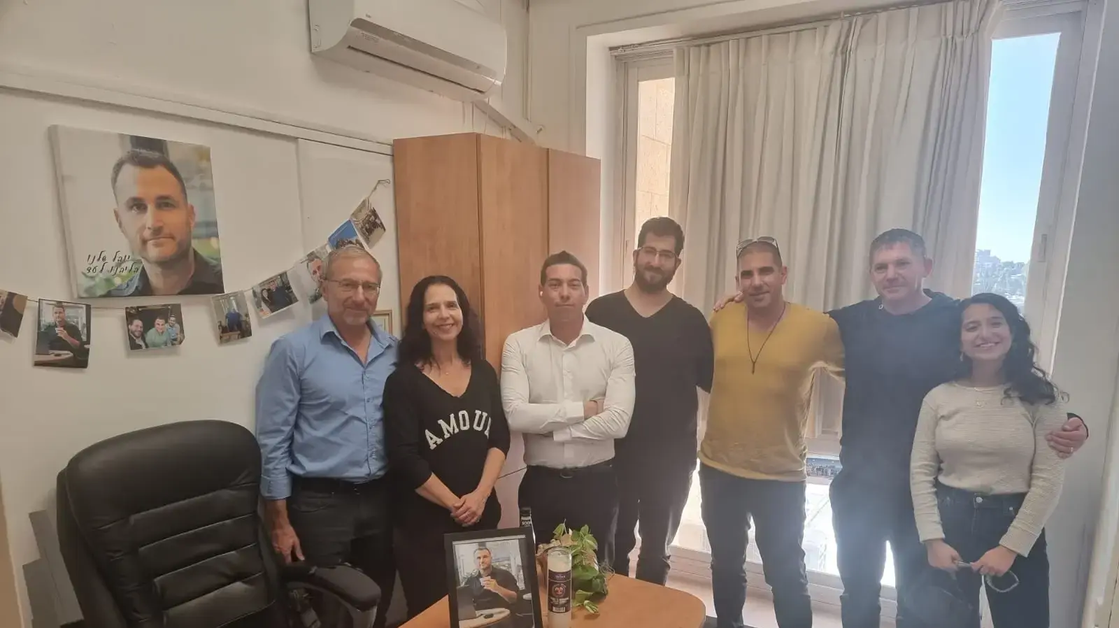 בני משפחתו של יובל קסטלמן הגיעו לפגוש את חבריו לעבודה בנציבות שירות המדינה, 11 בדצמבר 2023 בני משפחתו של יובל קסטלמן הגיעו לפגוש את חבריו לעבודה בנציבות שירות המדינה, 11 בדצמבר 2023