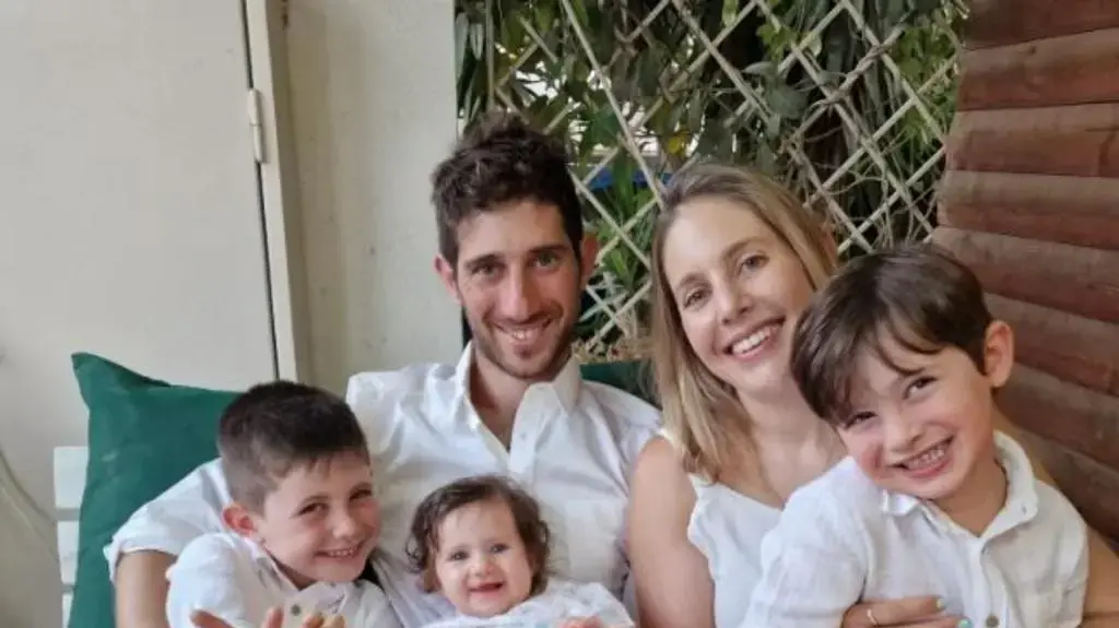 רס"מ (במיל') איתי פרי שנפל בלחימה ברצועת עזה ומשפחתו
רס"מ (במיל') איתי פרי שנפל בלחימה ברצועת עזה ומשפחתו