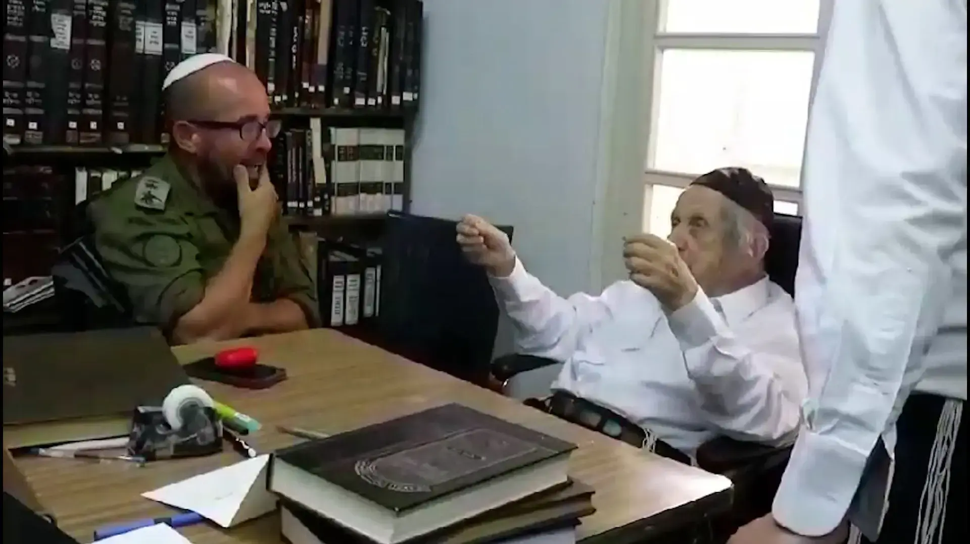 הרב דב לנדו: בחור ישיבה צריך ללמוד, לא ללכת להלוויה
12.12.23 הרב דב לנדו: בחור ישיבה צריך ללמוד, לא ללכת להלוויה
12.12.23