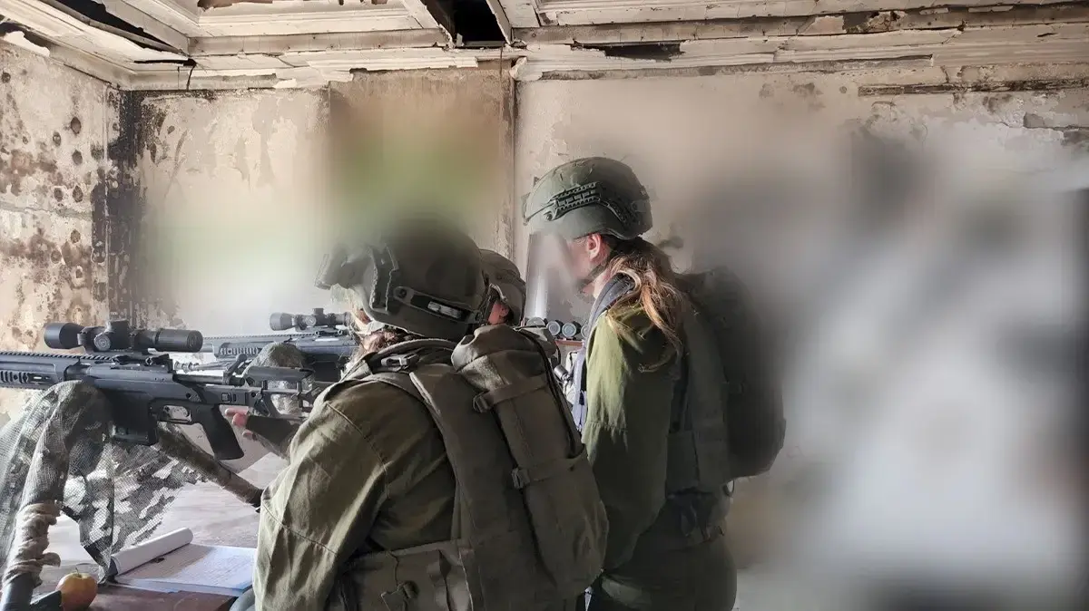טל שלו עם הלוחמות והלוחמים בתוך רצועת עזה טל שלו עם הלוחמות והלוחמים בתוך רצועת עזה