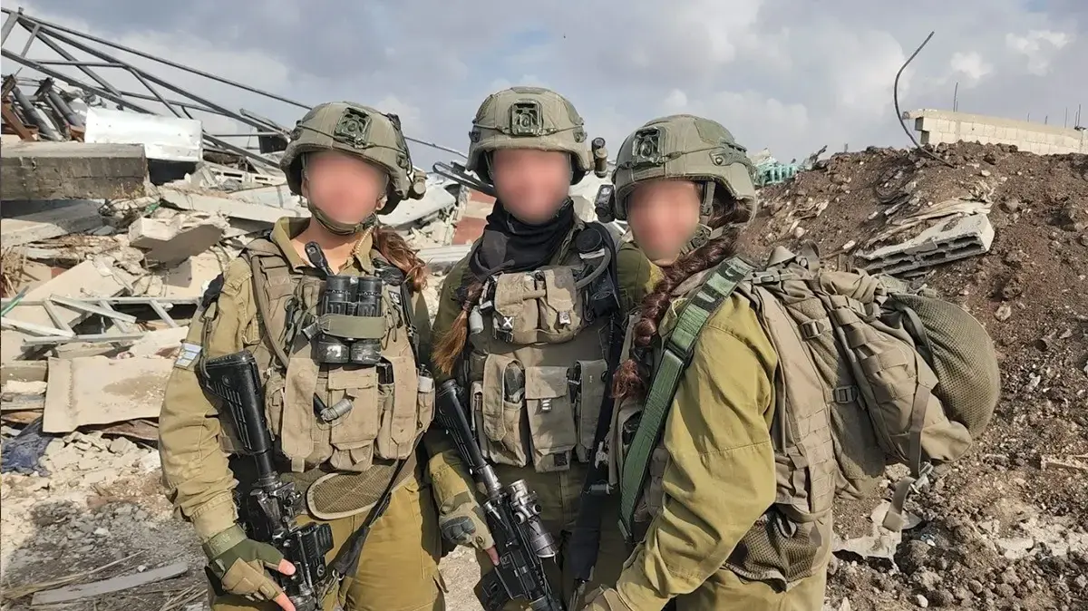 טל שלו עם הלוחמות והלוחמים בתוך רצועת עזה טל שלו עם הלוחמות והלוחמים בתוך רצועת עזה