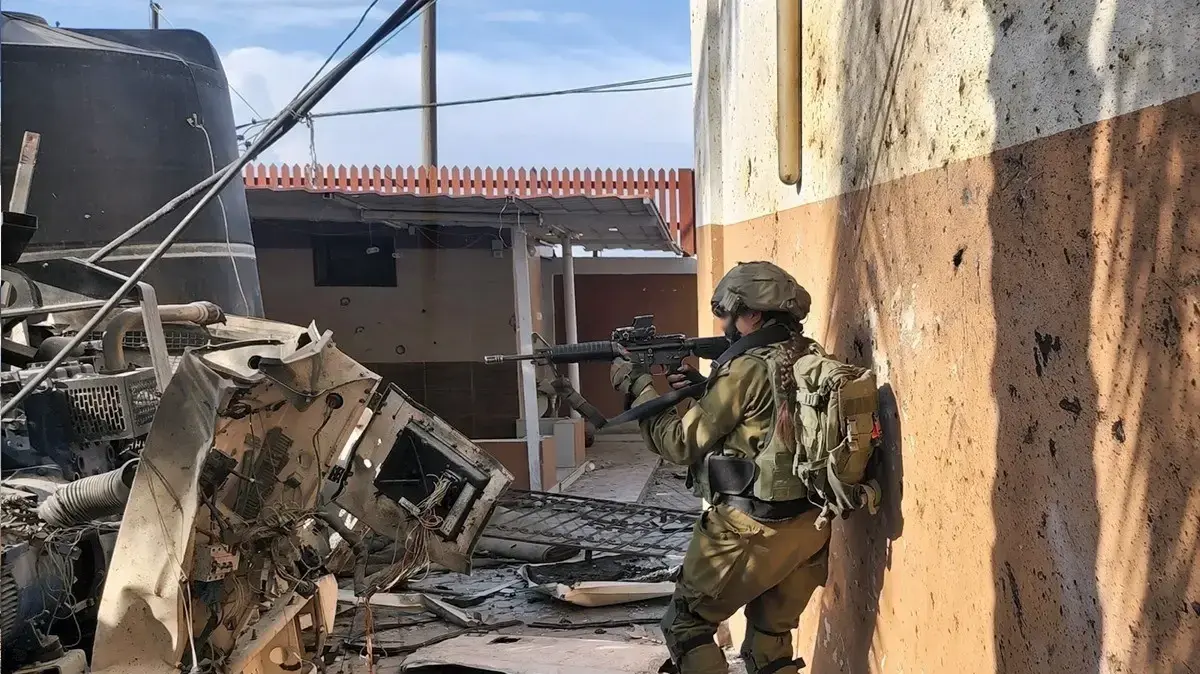 טל שלו עם הלוחמות והלוחמים בתוך רצועת עזה טל שלו עם הלוחמות והלוחמים בתוך רצועת עזה