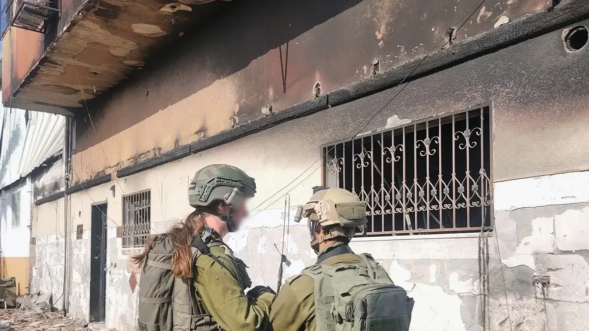 טל שלו עם הלוחמות והלוחמים בתוך רצועת עזה טל שלו עם הלוחמות והלוחמים בתוך רצועת עזה