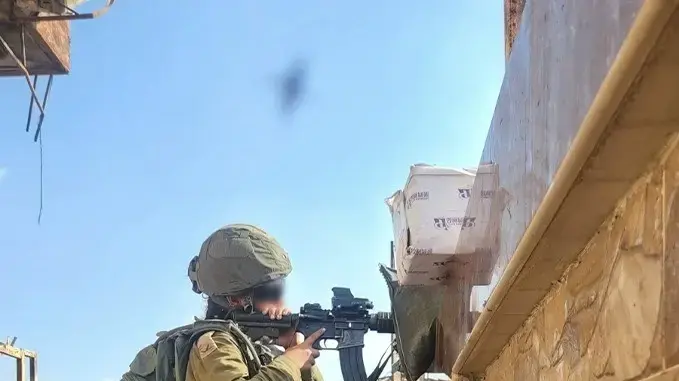טל שלו עם הלוחמות והלוחמים בתוך רצועת עזה טל שלו עם הלוחמות והלוחמים בתוך רצועת עזה
